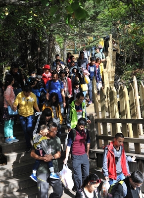 九寨溝景區游客接待量達峰值，十一黃金周第四天展現旅游復蘇與管理智慧